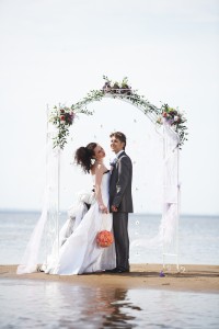 Украшение тканью и цветами свадебной арки