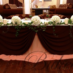 Коричнево-розовое украшение стола молодых с шарами из хризантем в Эль Гранже