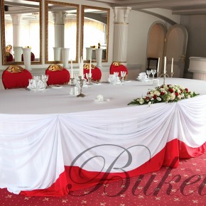 Красно-белых стол молодоженов на фрегате Благодать
