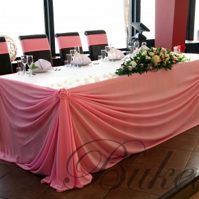 Розовый стол молодоженов в ресторане Панорама