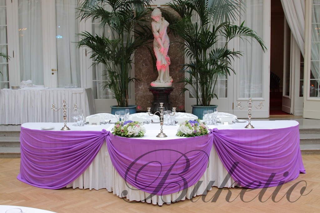 Фиолетовый стол молодых в Зимнем Саду гостиницы Астория