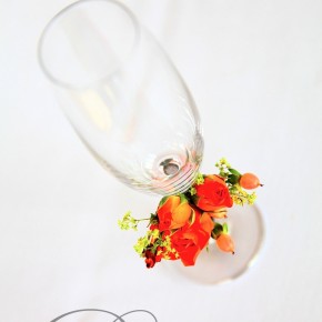 Яркий свадебный бокал, украшенный живыми цветами