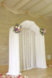 Украшение свадебной арки тканью и цветами