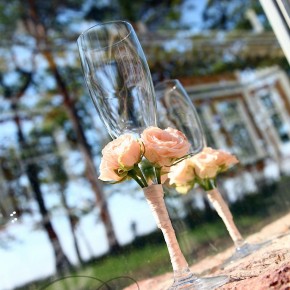 Оформление свадебных бокалов розами и атласной лентой