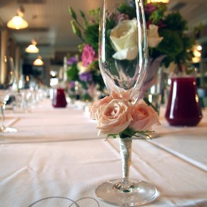 Свадебные бокалы, которые мы украсили розами
