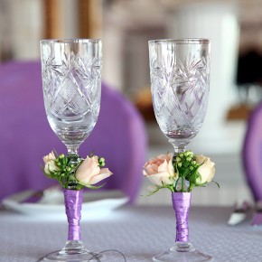 Свадебные бокалы, украшенные розой и фрезией