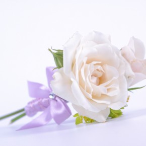 Бутоньерка жениха из белой розы
